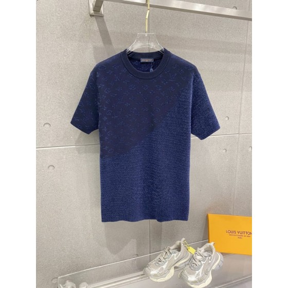 Louis Vuitton embossed jacquard knit crew neck short-sleeve T-shirt, classic design with heavy-duty three-dimensional inlay work that exudes a fashionable and sophisticated feel.